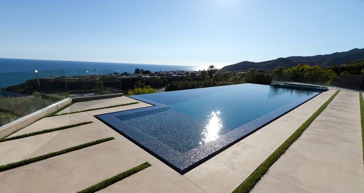 b4be2d7b2f99a7dcae56d9c0487c451f--infinity-edge-pool-infinity-pools infinity pool